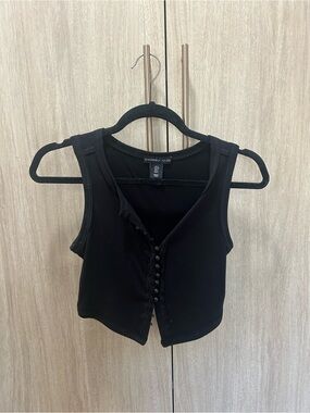 Sincerly Jules Black Button-Front Ribbed Crop Tank